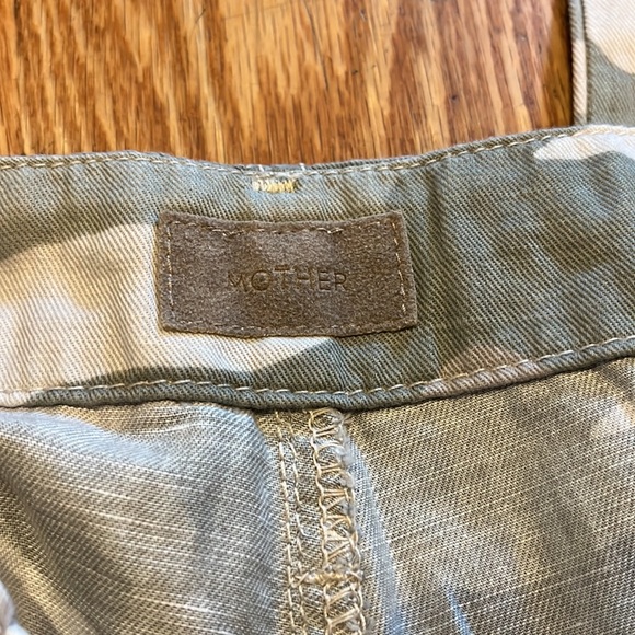 MOTHER The Shaker Chop Crop Fray Pant in Desert Print - Picture 9 of 12